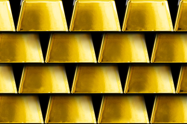 ． 用作投资或储备的闪亮贵金属。黑色背景上一根一根的金条图片下载