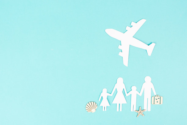 一家人正准备乘飞机去度假，坐飞机去度暑假，贺卡、纸都剪出来了图片下载