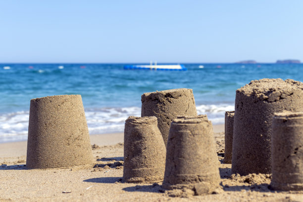 孩子们在沙滩上堆的沙堡。图片下载