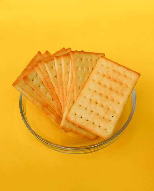 奶酪饼干放在透明的碗里图片下载