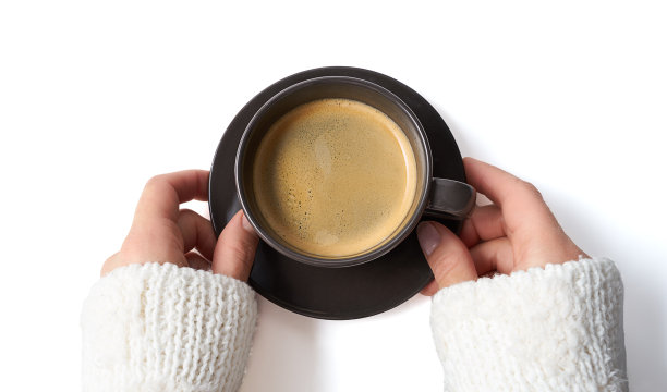 女人的手拿着咖啡杯孤立在白色背景。图片下载