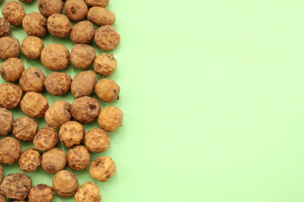 顶视图的chufa，老虎在绿色背景与文本拷贝空间图片下载