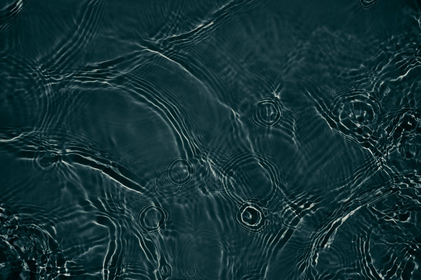 黑色透明清澈平静的水面纹理图片下载