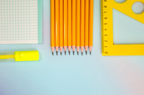 铅笔，笔记本，蓝色背景的尺子。文本空间。回到学校。办公用品。图片下载