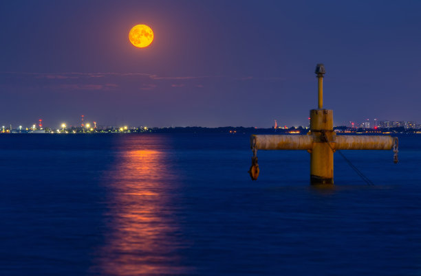 七月的满月在波罗的海格丁尼亚Orlowo。波兰图片下载