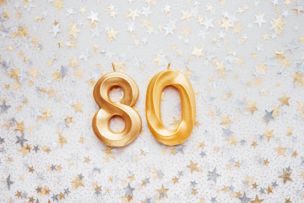 80号节日背景上80支金色生日蜡烛。图片下载