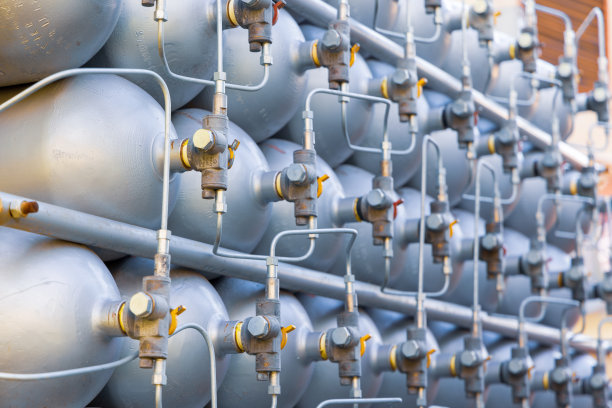 许多装满汽油或汽油的瓶子堆放在一起图片下载