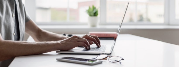 商人在办公室工作，男性的手在电脑键盘上图片下载