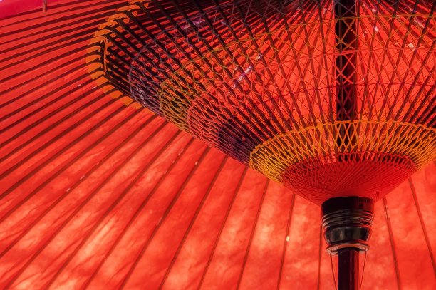 红色日本伞的特写图片下载