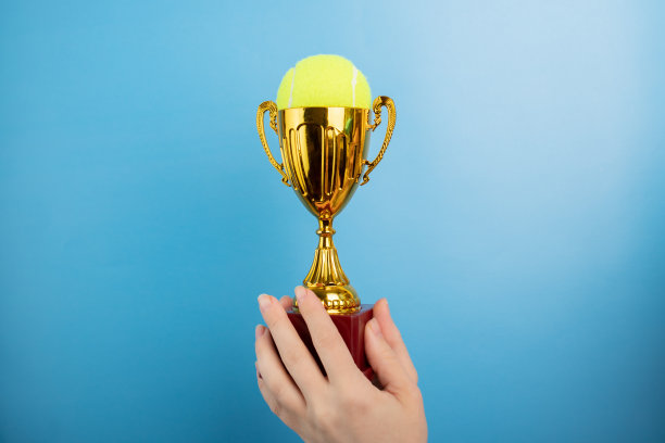 网球杯、金奖、运动奖杯握在锦标赛冠军手中图片下载