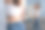 穿着牛仔裤的女人显示体重减轻。站在镜子旁边图片下载