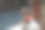 女孩坐在户外门口的肖像图片下载