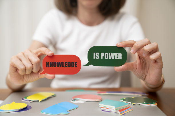 拿着演讲泡泡的女人。知识是言论泡沫上的力量信息。图片下载