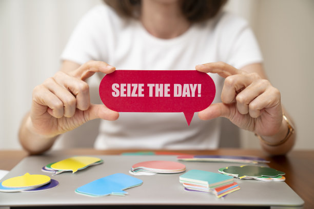 拿着演讲泡泡的女人。抓住演讲泡泡上的当天信息。图片下载