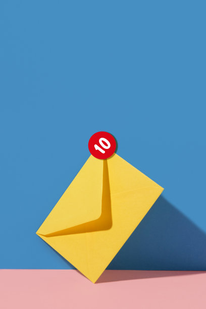 粉红色背景的蓝色信封图片下载