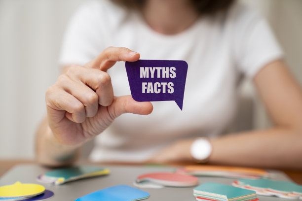 拿着演讲泡泡的女人。神话和事实信息的言论泡沫。图片下载