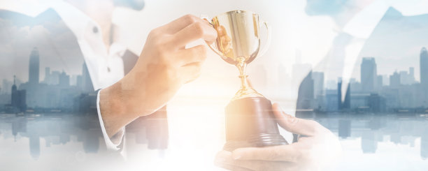 成功的商业和成就团队理念，成功的商人举行冠军奖得主，荣誉金奖和合伙人或经理满意，庆祝仪式图片下载