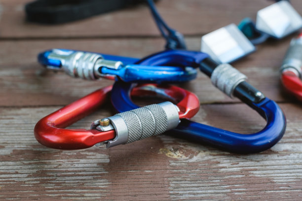 木制背景的攀爬设备图片下载