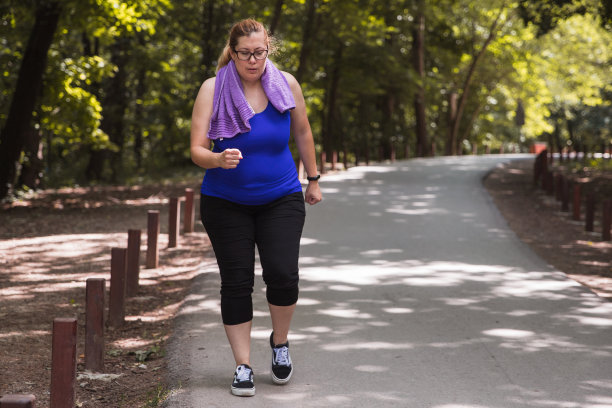 户外行走的女性力量图片下载