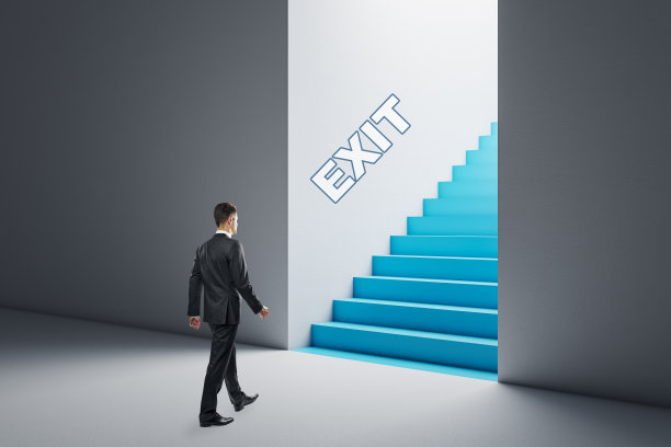 深思熟虑的年轻商人在混凝土内部看着蓝色楼梯出口。出路、解决方案和选择概念。图片下载