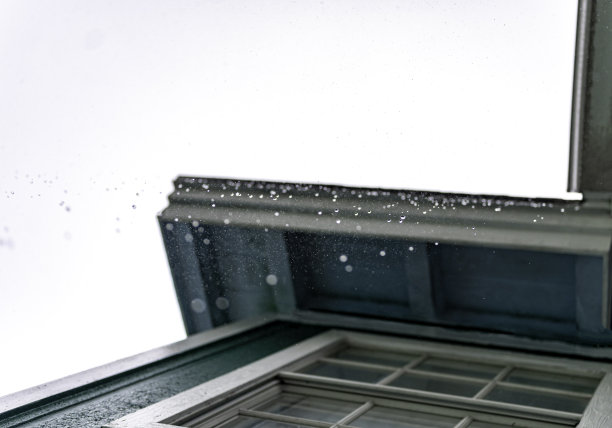 独栋住宅在暴雨期间，有水槽和恶劣的天气图片下载