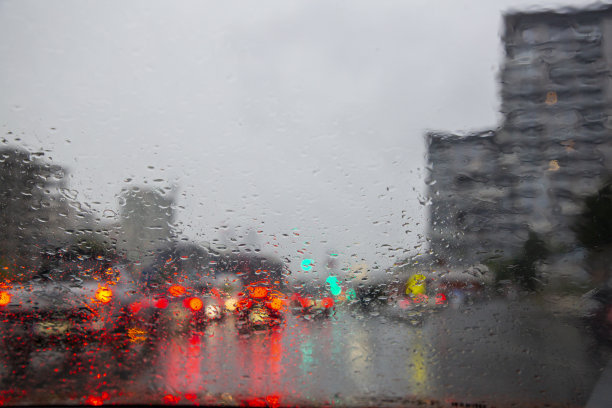 在雨天沿着繁忙的高速公路行驶的汽车视角图片下载