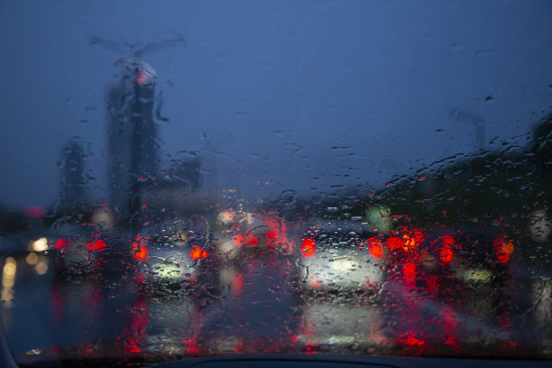 雨天高速公路驾驶的汽车视角图片下载