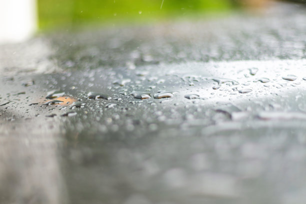 雨在汽车表面-美国中西部的春天天气和季节照片系列图片下载