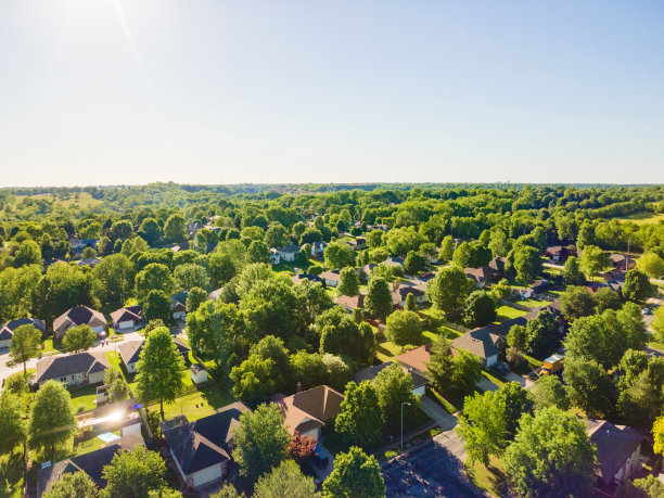 春田密苏里州分区-下午春天的家在美国中西部的住宅住宅分区的鸟瞰图天气和季节照片系列图片下载