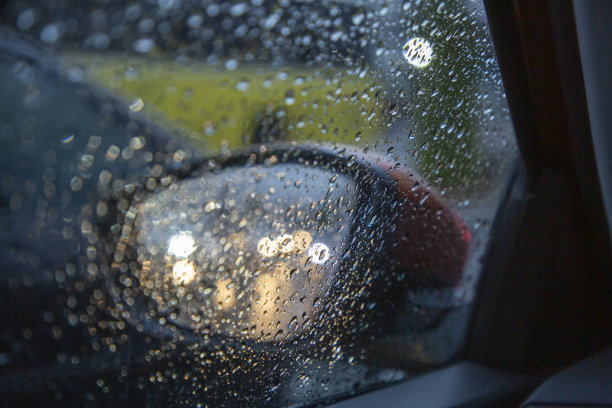 雨天在繁忙高速公路上行驶的汽车视角图片下载