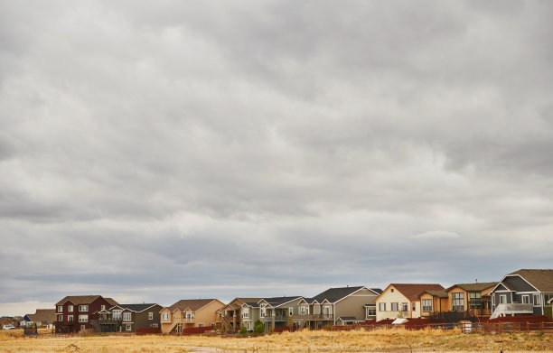 在暴风雨多云的天空下，美国中西部建立的现代住宅社区图片下载