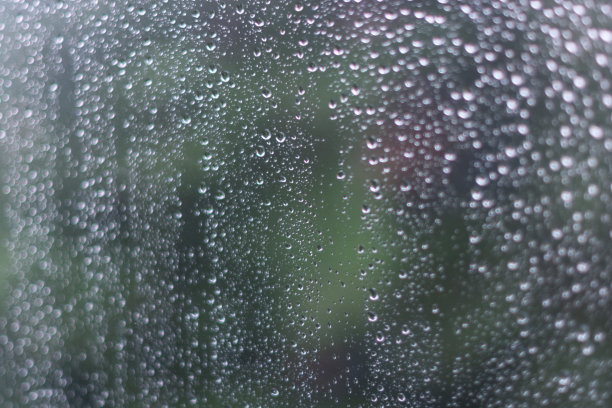 水滴在潮湿的窗户上图片下载