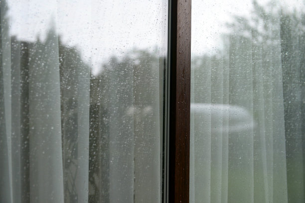 雨后滴在窗户玻璃上图片下载