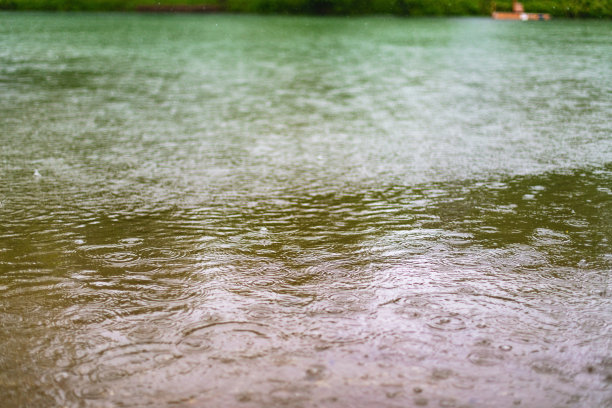芬利河在邻近地区在下雨期间-美国中西部在春天天气和季节照片系列图片下载