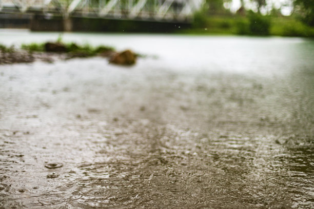 芬利河在邻近地区在下雨期间-美国中西部在春天天气和季节照片系列图片下载