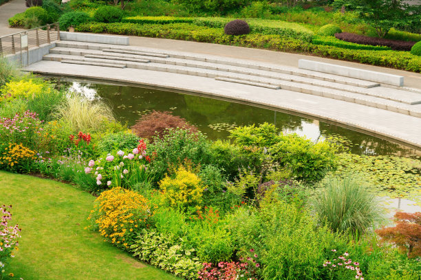池塘边的花草和大理石台阶图片下载