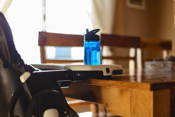 高椅子在餐厅桌子-常见的东西在家里和周围的家庭家庭元素照片系列图片下载