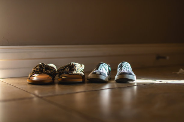 母亲和孩子在入口处拍摄-常见的东西在家里和周围的家庭元素照片系列图片下载