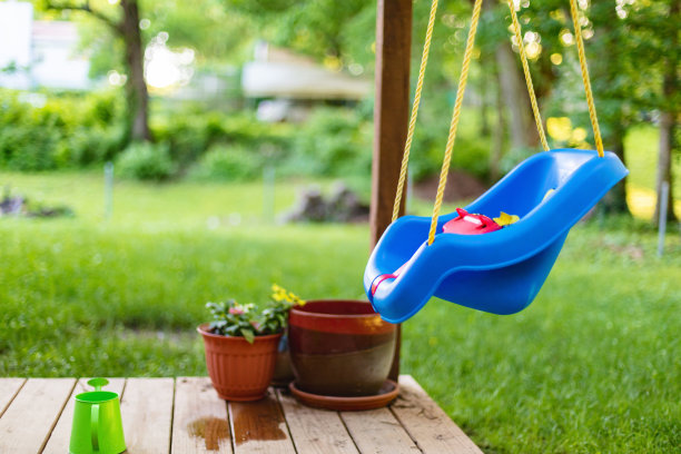 悬挂的孩子的秋千-常见的东西在家里和周围的家庭元素照片系列图片下载