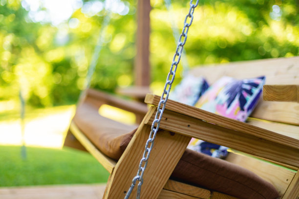 木制的长凳秋千-家里和周围常见的东西家庭家庭元素照片系列图片下载