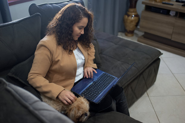 在舒适的家中工作图片下载