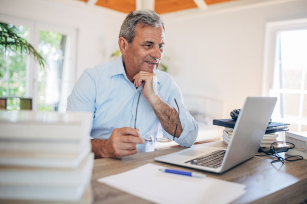 老年人在家工作图片下载