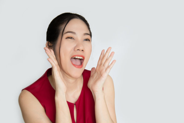 亚洲美女是告诉或传达一个新闻、信息和晋升。图片下载