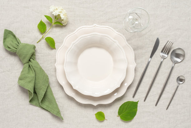 美丽的米色和绿色最小的餐桌设置。前视图。图片下载