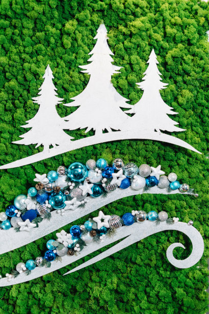 美丽的新年办公室装饰，绿色稳定苔藓，圣诞树装饰。图片下载