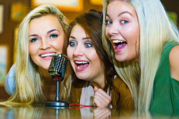 女人拿着麦克风唱歌图片下载