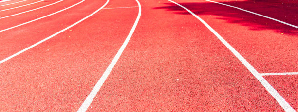 运动跑道，红色表面和白色线条特写，横幅，广告。图片下载