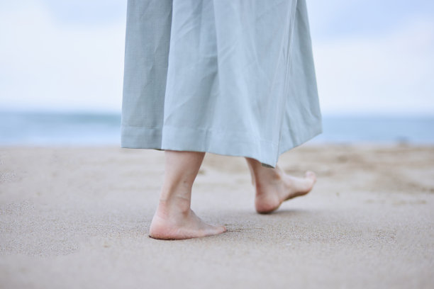 年轻的日本女人在海滩上享受假期图片下载