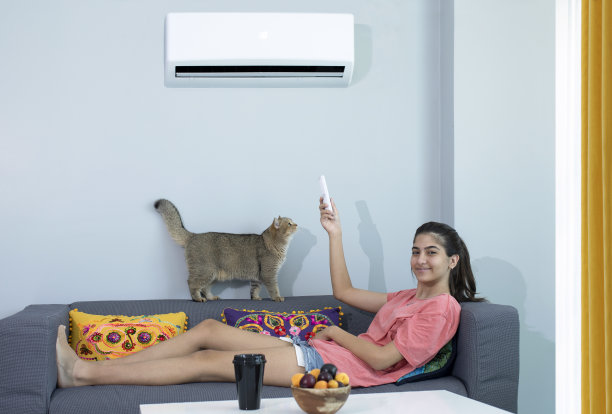 十几岁的女孩使用空调图片下载