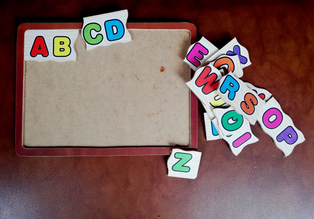 彩色字母拼图为孩子，孤立在棕色背景图片下载